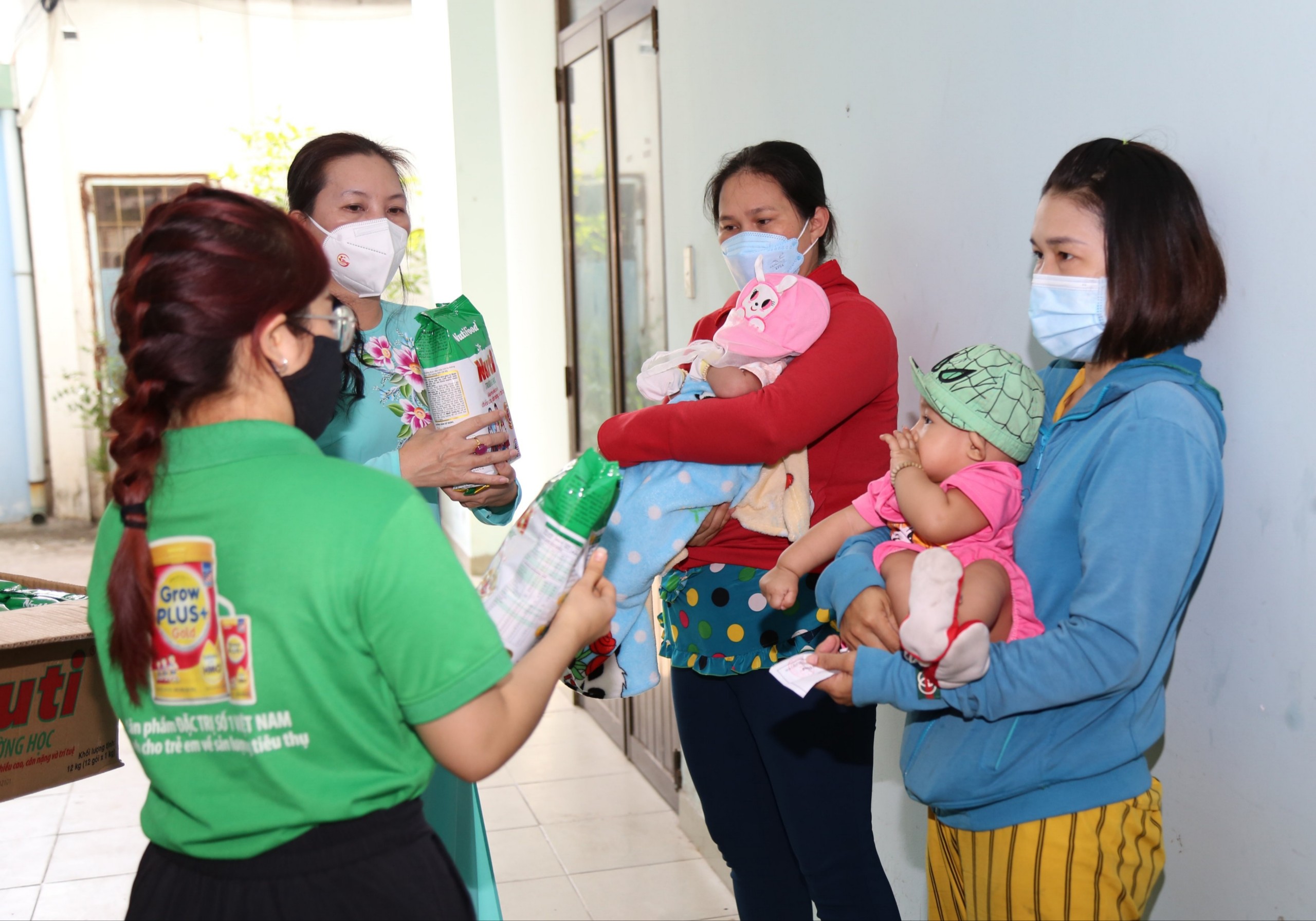 “Triệu phần quà san sẻ yêu thương” đến với các hoàn cảnh khó khăn tại TP.HCM từ Quỹ Phát triển Tài năng Việt